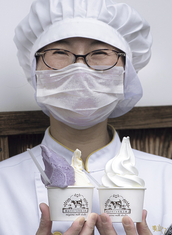 カートピア 「美山のめぐみ牛乳工房」のソフトクリームを手に持っている生産者 | SUBARU