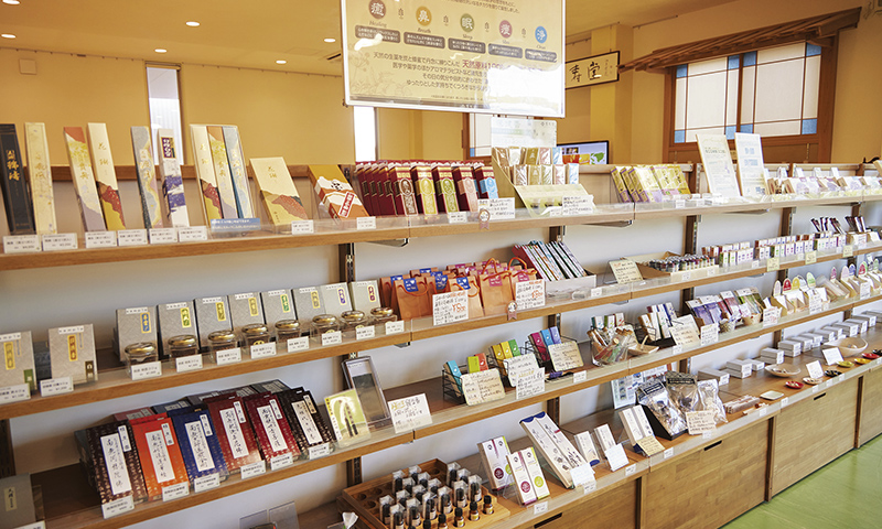 カートピア 薫寿堂の店内。伝統的な日本のお香や、アロマ商品が数多く並んでいる。 | SUBARU