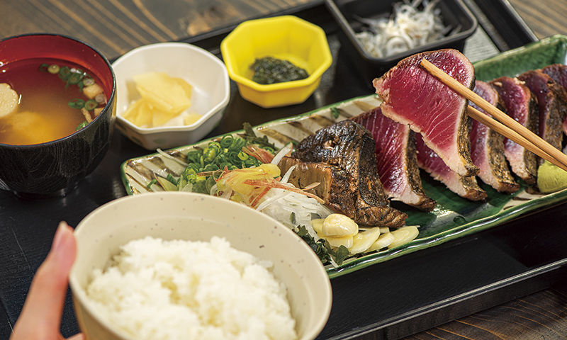 カートピア カツオのタタキ定食。高知県産の漬物や海苔、ちりめんじゃこもついている | SUBARU