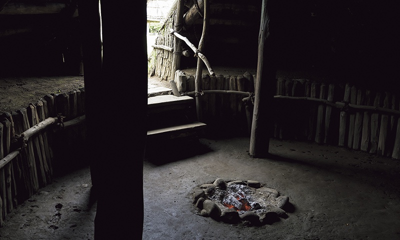 カートピア 硬穴式住居の内部にある炉 | SUBARU