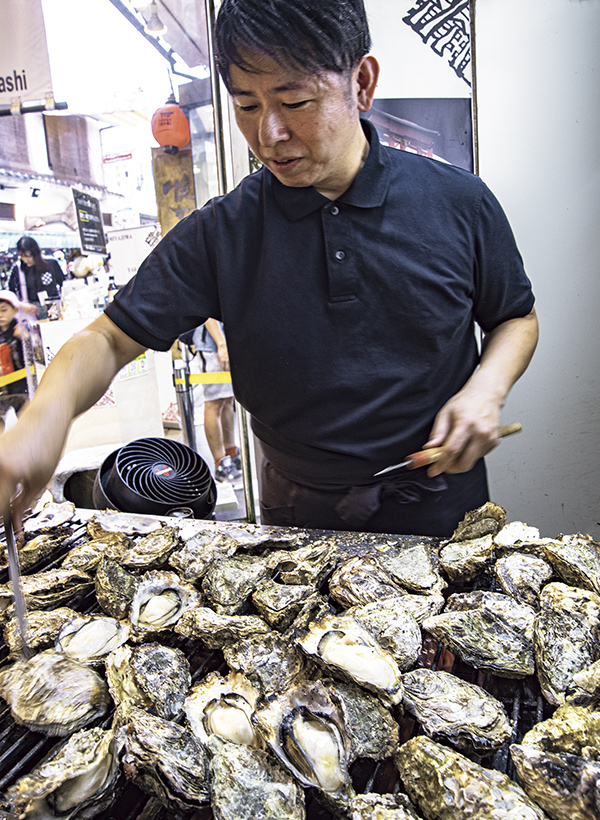 カートピア たくさんの生牡蠣を捌く店主の林大介さん | SUBARU