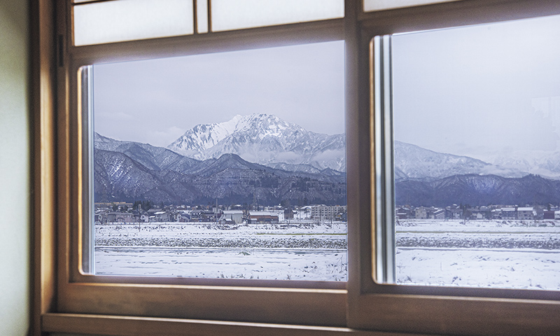 カートピア 「生そば 小松屋」の窓から見える越後三山 | SUBARU