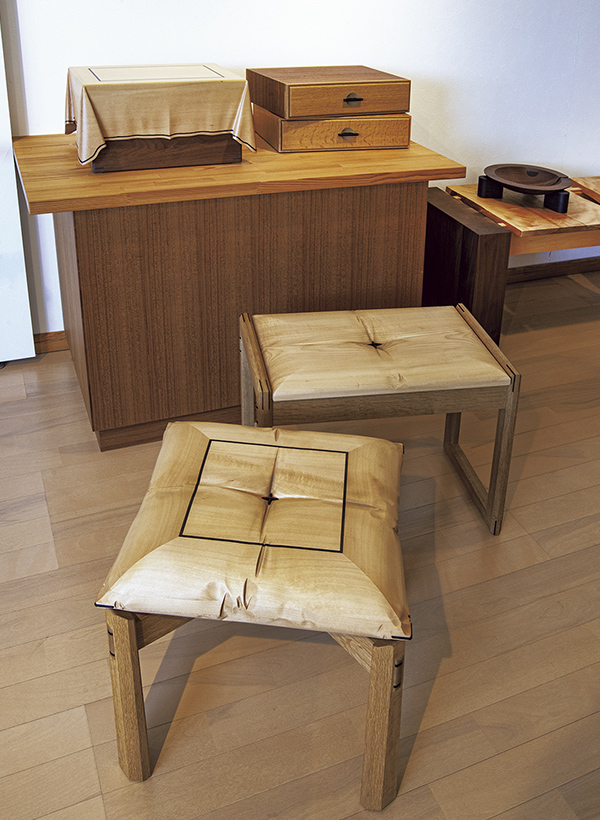 カートピア 「アートクラフト・バウ工房」の木ション・スツール（手前）と木ロス・BOX（左奥） | SUBARU