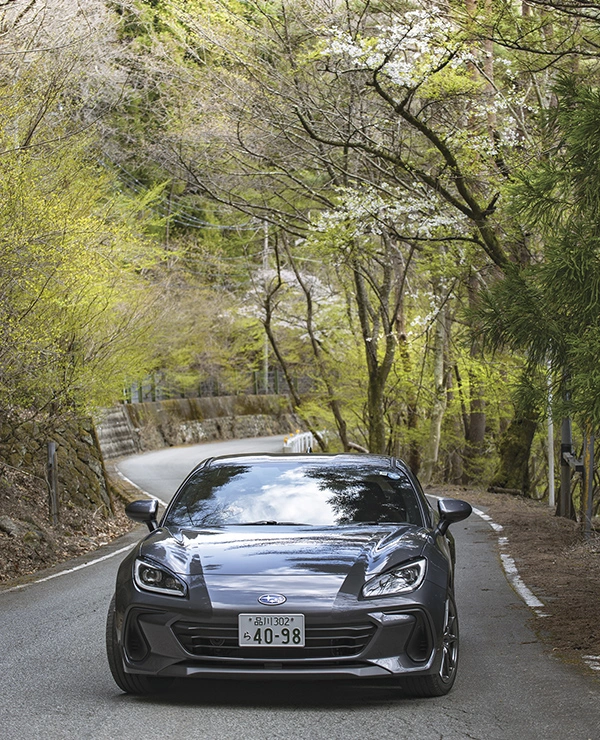 カートピア 新緑のトンネルを走るSUBARU BRZ | SUBARU