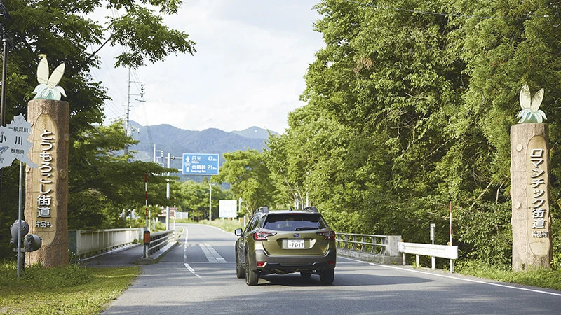 カートピア 片品村のとうもろこし街道を走るレガシィ アウトバック | SUBARU