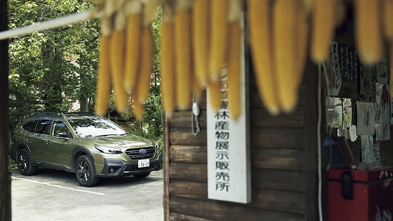 カートピア きらく庵の裏に駐車したレガシィ アウトバック | SUBARU
