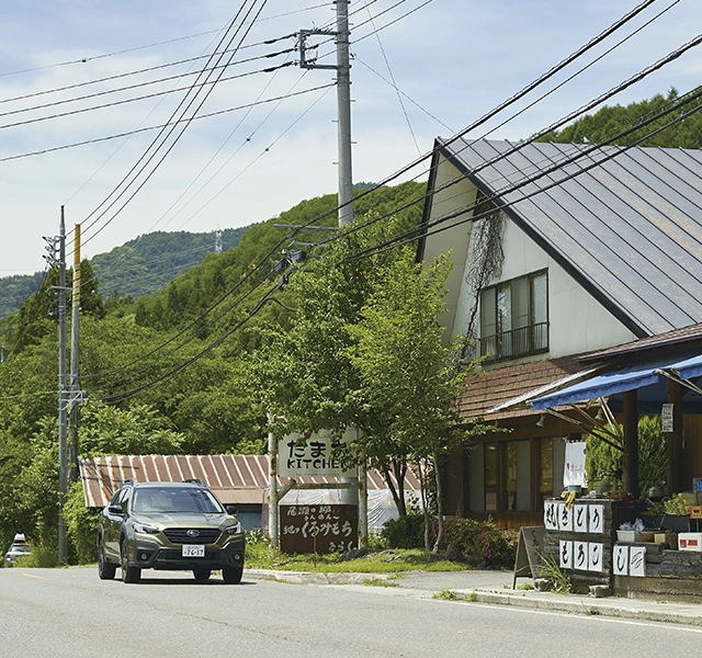カートピア 片品村のとうもろこし街道を走るレガシィ アウトバック | SUBARU