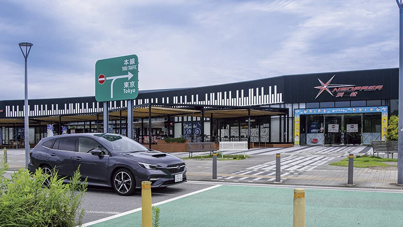 カートピア グランドピアノをモチーフにした外観が印象的なEXPASA浜松 | SUBARU