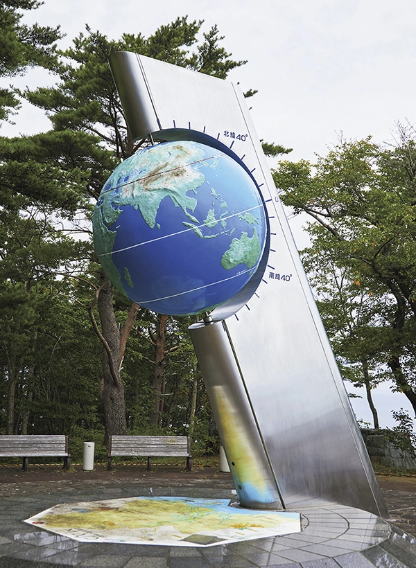 カートピア 黒崎園地内にある「北緯40度シンボル塔」 | SUBARU