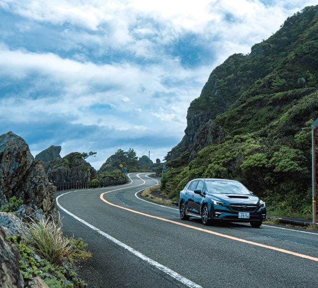 カートピア 高知県室戸市の海岸沿いを走るレヴォーグ | SUBARU