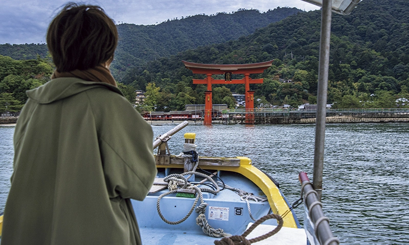 カートピア 島田水産の小型船から見た厳島神社の鳥居 | SUBARU