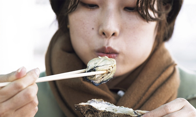 カートピア 焼きたて熱々のかきをほおばる | SUBARU