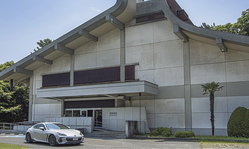 カートピア 美術展覧会場の前に停車しているSUBARU BRZ | SUBARU