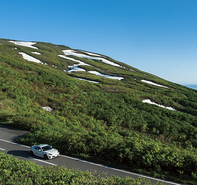 カートピア 雪が残る鳥海山をバックに鳥海ブルーラインを走るSUBARU BRZ | SUBARU