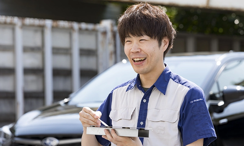 カートピア 高減衰マスチックを手に語っている、SUBARU技術本部の佐藤さん | SUBARU