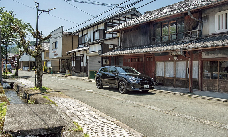 カートピア 鯖街道の街並みを走るクロストレック | SUBARU
