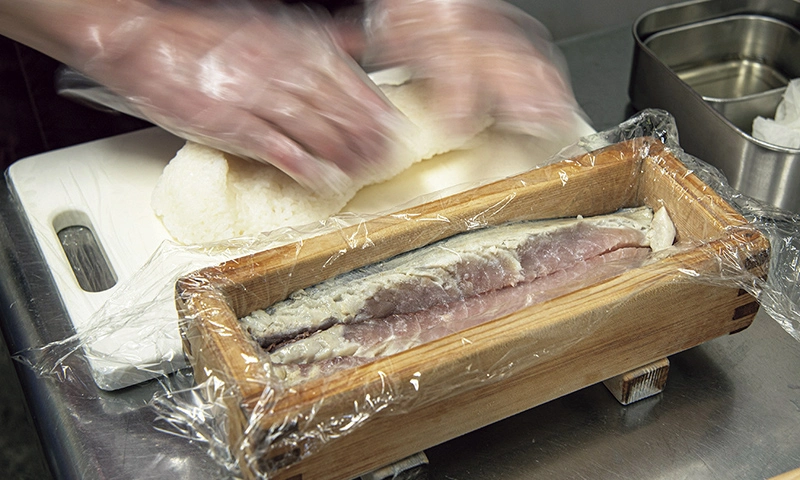 カートピア 木製の押箱に鯖や鮨飯を詰め、鯖寿司を作る様子 | SUBARU
