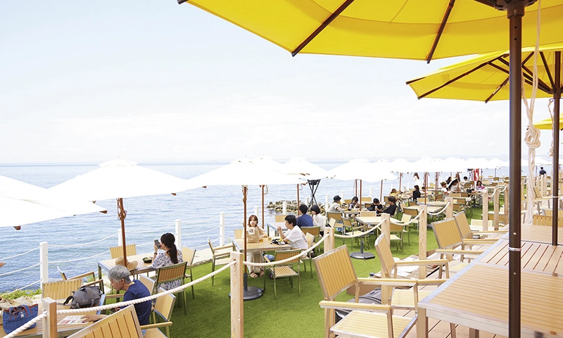 カートピア 海が一望できるパラソル付きのテラス席が並ぶ様子 | SUBARU