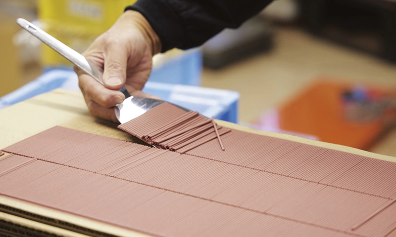 カートピア お香を制作中の職人の手元 | SUBARU