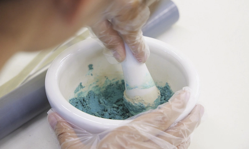 カートピア お香作りの様子。自分で選んだ材料を調合、混ぜている。 | SUBARU