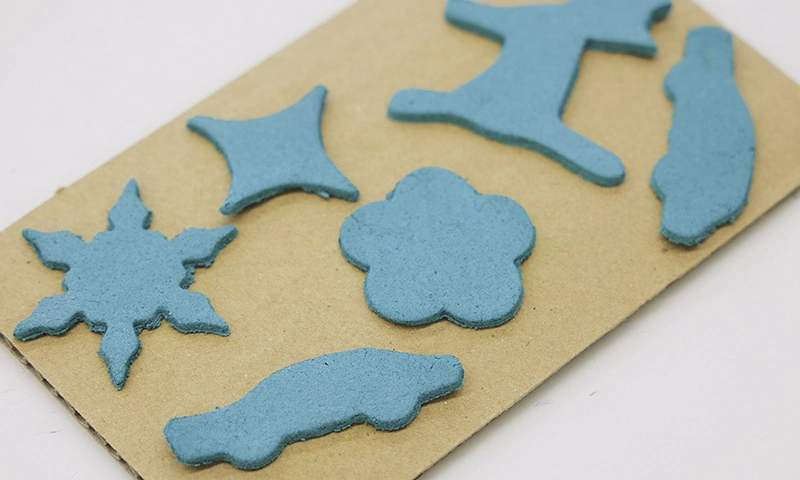 カートピア お香作りの様子。花や結晶、クルマの形に型抜きした状態。 | SUBARU