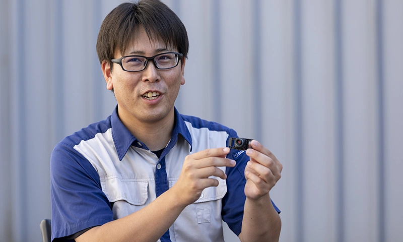 カートピア パーツを片手に語るSUBARU技術本部の藤井さん | SUBARU