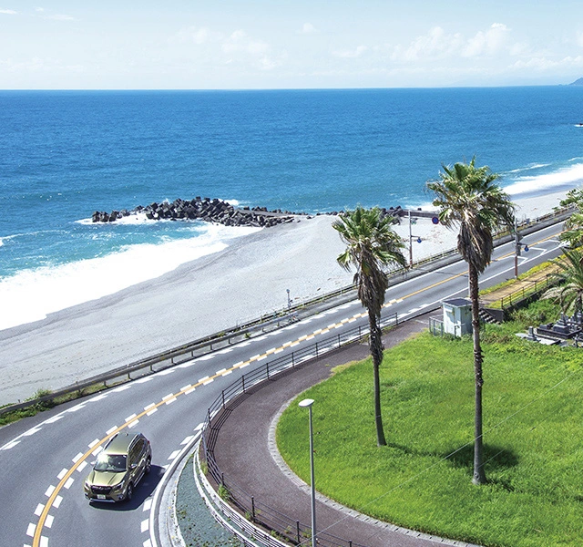 カートピア 高知県高知市の桂浜付近の海沿いを走るフォレスター | SUBARU