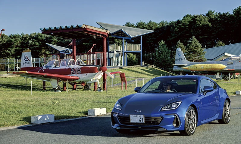 カートピア 三沢市大空ひろばにある富士重工業製のT-3初等練習機と並ぶSUBARU BRZ | SUBARU
