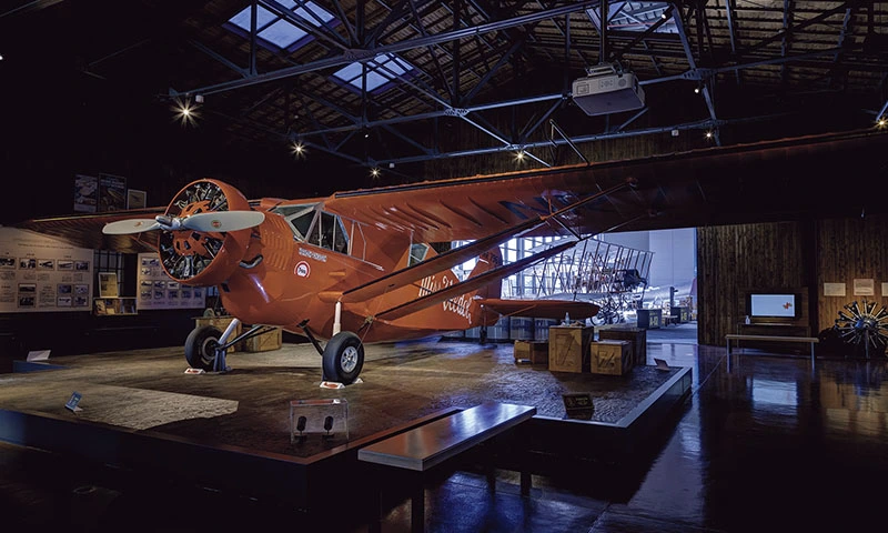 カートピア 三沢航空科学館の航空ゾーンに展示されているミス・ビートル号の復元機 | SUBARU