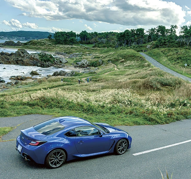 カートピア 種差海岸の向かううみねこラインを走るWRブルー・パールのSUBARU BRZ | SUBARU