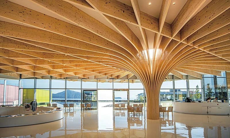 カートピア 一面ガラス張りで開放的なオープンカフェスペース。 | SUBARU