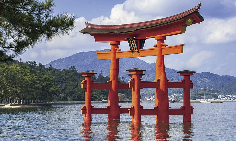 カートピア 海上に建てられている厳島神社の大鳥居 | SUBARU