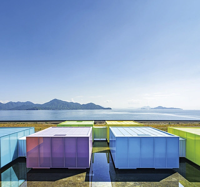 カートピア 広島県大竹市の下瀬美術館にある可動展示室。8つのカラフルなコンテナが水盤に浮かんでいる。 | SUBARU