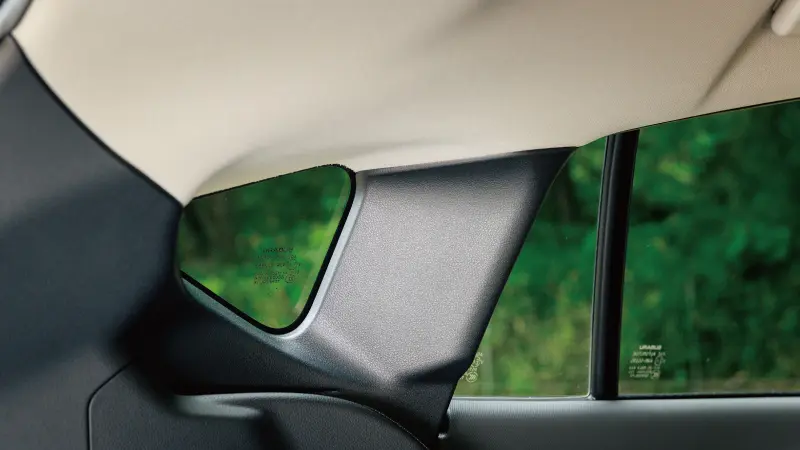 カートピア 荷室側から見たクロストレックの左側リヤクォーターピラー | SUBARU
