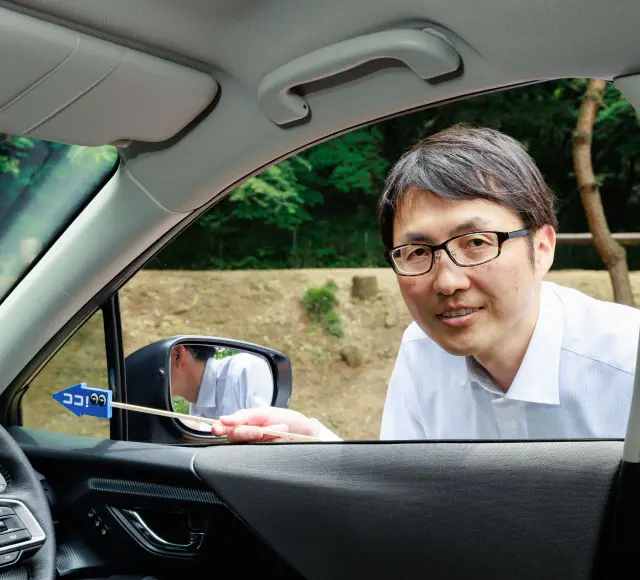 カートピア ココスバポインターで運転席側Aピラー付け根を指し示す前原氏 | SUBARU