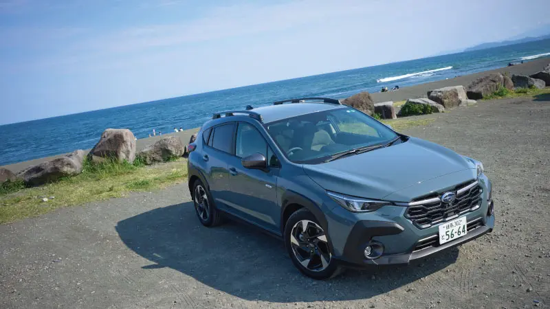 カートピア 酒匂海岸付近の駐車場に停車するクロストレック | SUBARU