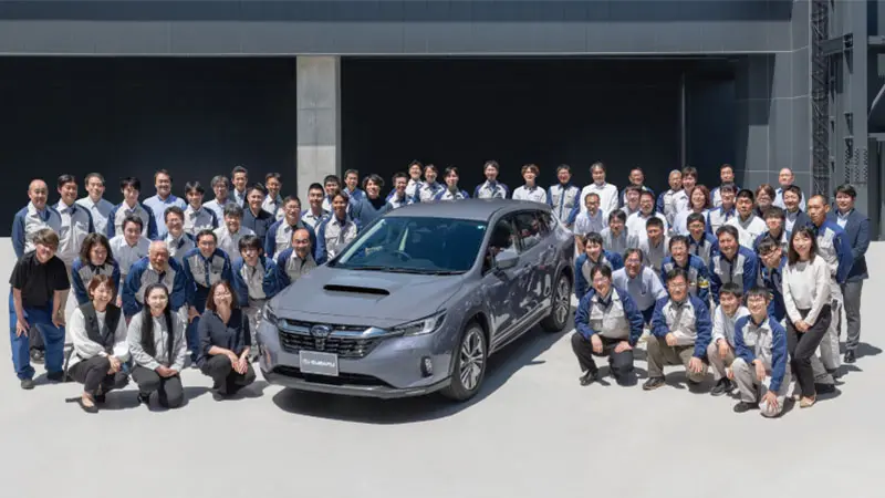 カートピア レヴォーグ レイバックと株式会社SUBARU 群馬製作所本工場の皆さんの集合写真 | SUBARU