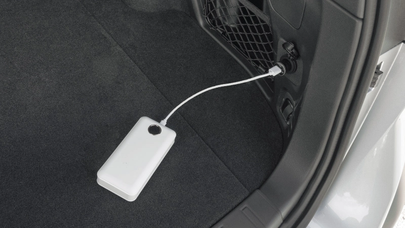 カートピア レガシィ アウトバックのカーゴルーム右手にあるUSBソケットにポータブル電源を差し込んで充電している様子。 | SUBARU