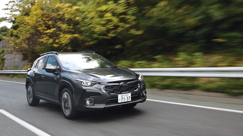 カートピア 公道を走っているクロストレック Premium S:HEV EX。 | SUBARU