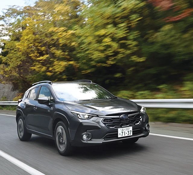 カートピア 公道を走っているクロストレック Premium S:HEV EX。 | SUBARU