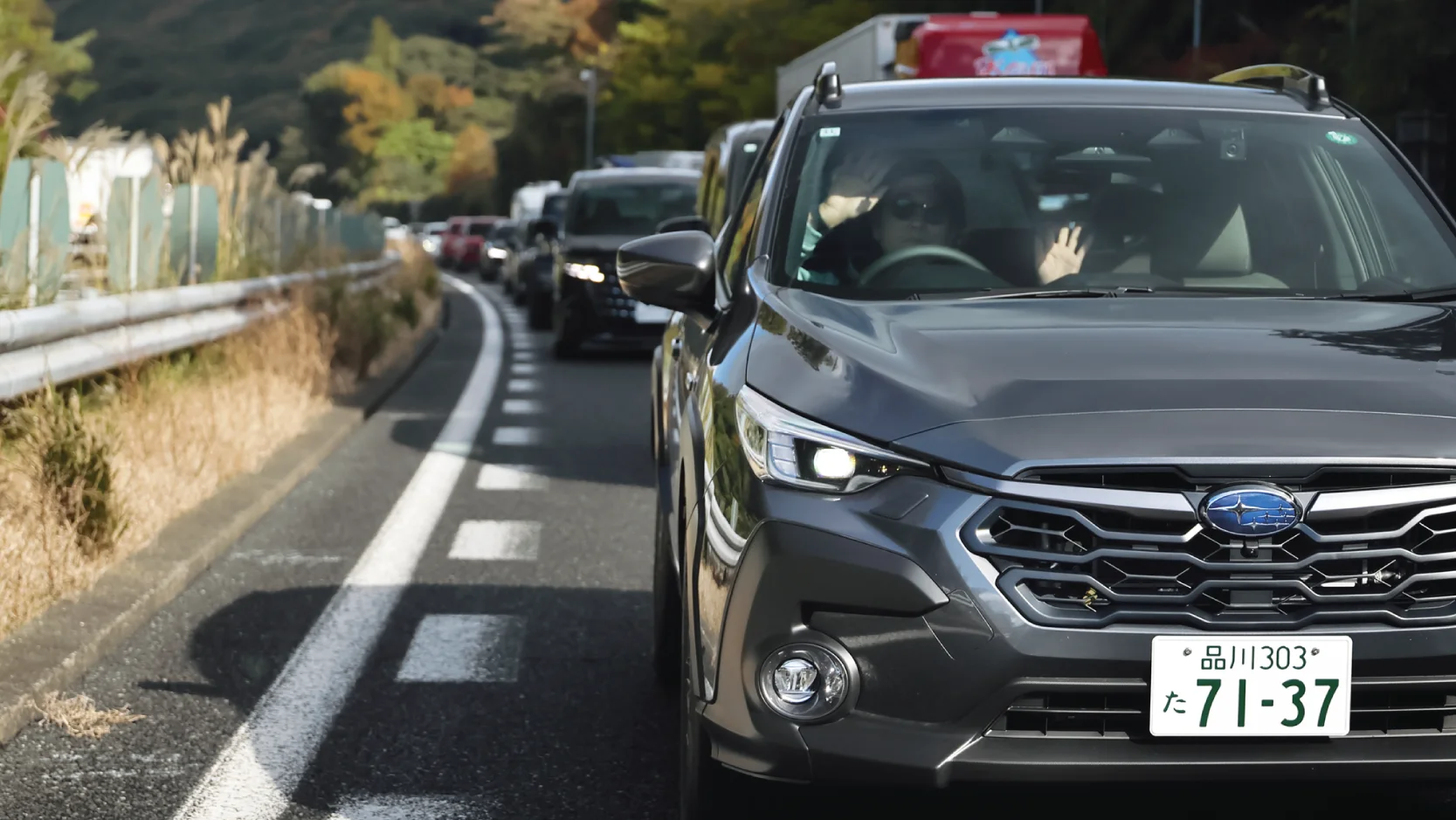 カートピア 渋滞している高速道路を走行するクロストレック Premium S:HEV EX。 | SUBARU