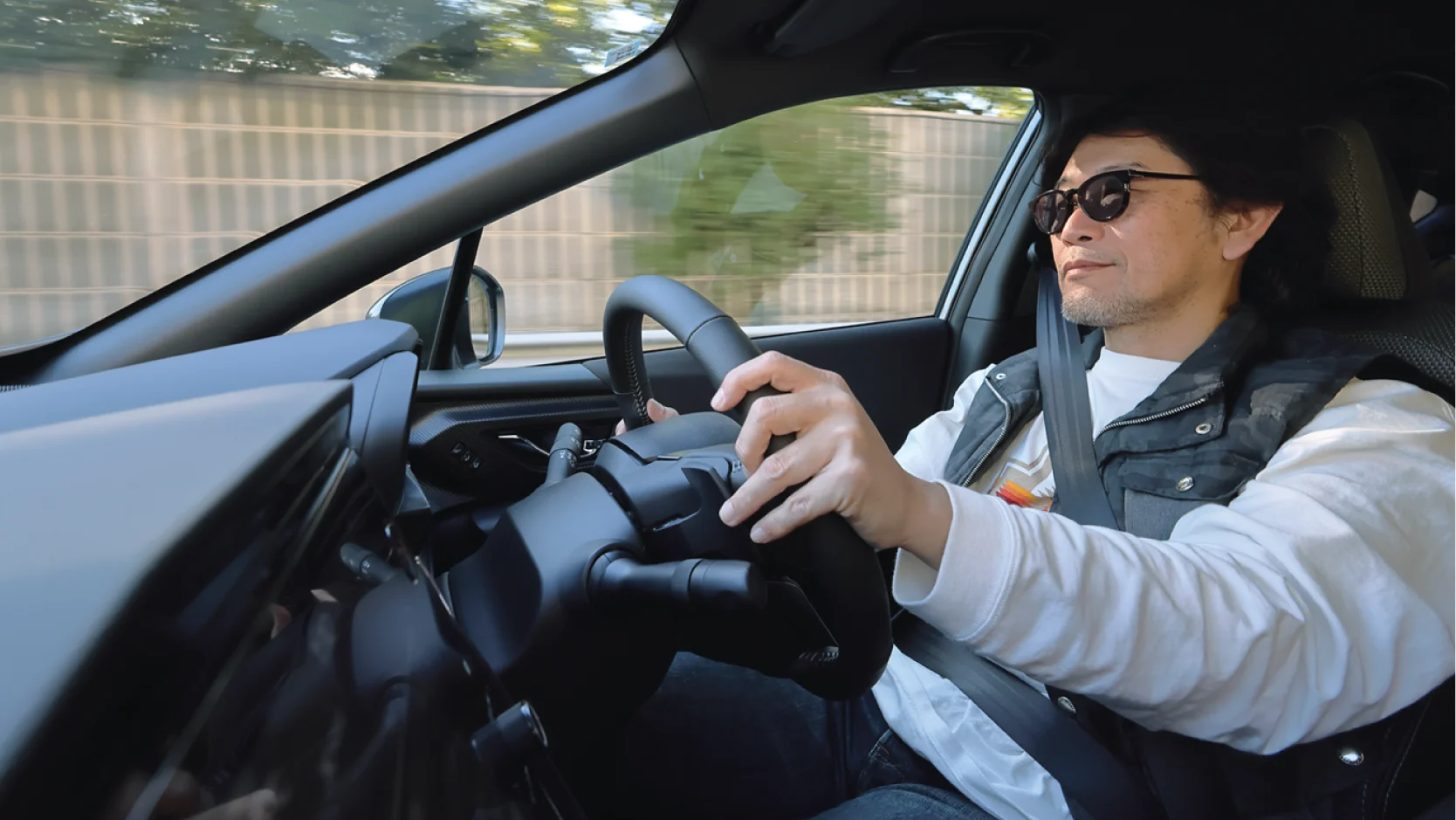 カートピア ステアリングを握る、モータージャーナリストの山田弘樹さん。 | SUBARU