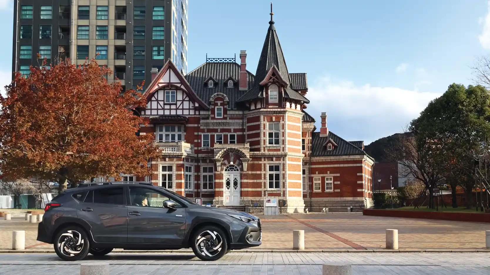 カートピア 門司港レトロの前に停車するクロストレック Premium S:HEV EX。 | SUBARU