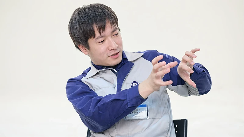 カートピア 側面衝突時に内装トリムが果たす機能について説明する阿部氏 | SUBARU