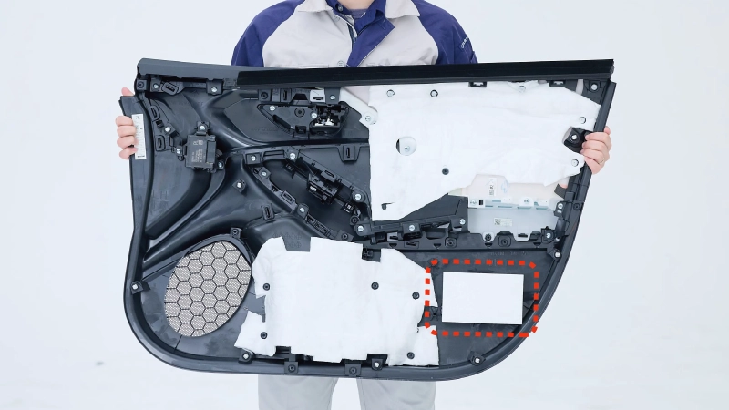 カートピア クロストレックの右側フロントドアトリムの内側。右下に白いPPパッドが取り付けられている | SUBARU