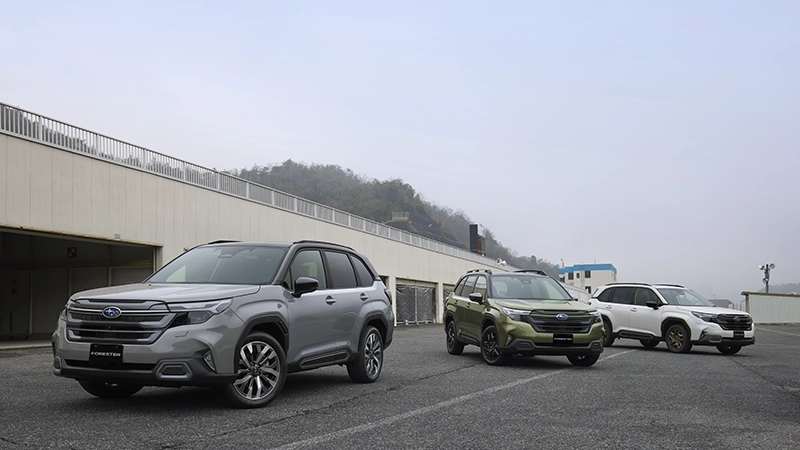 カートピア 新型フォレスターが3台並んでいる様子。 | SUBARU