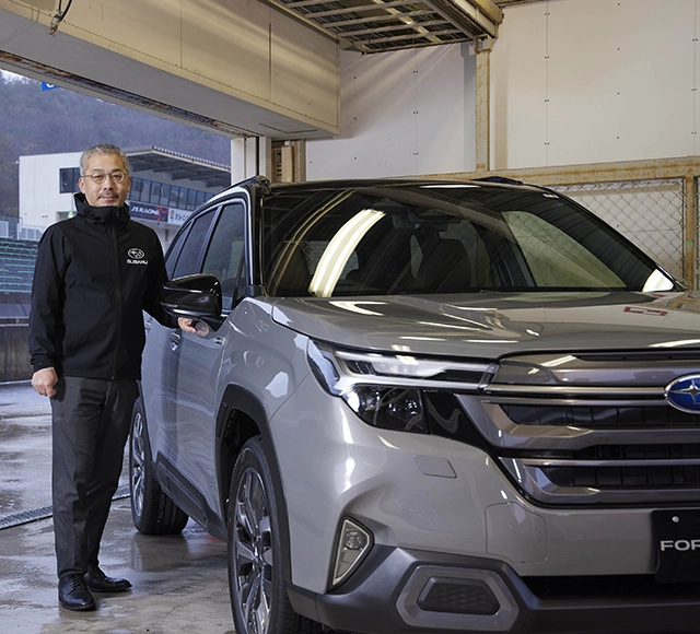 カートピア 新型フォレスター Premium S:HEVと開発責任者の只木克郎さん。 | SUBARU