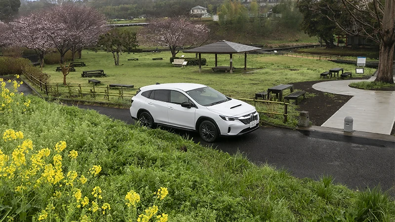 カートピア 公園内の車道を走るレヴォーグ レイバック | SUBARU