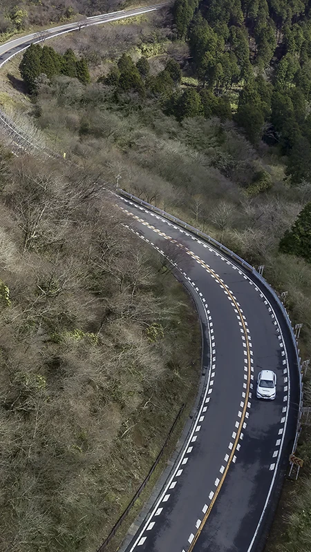 カートピア 箱根ターンパイクのワインディングを走るレヴォーグ レイバック | SUBARU