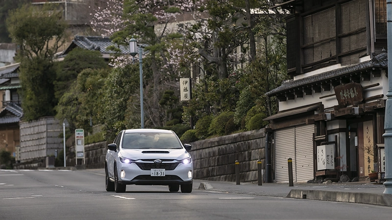 カートピア 湯河原の温泉街を走るレヴォーグ レイバック | SUBARU